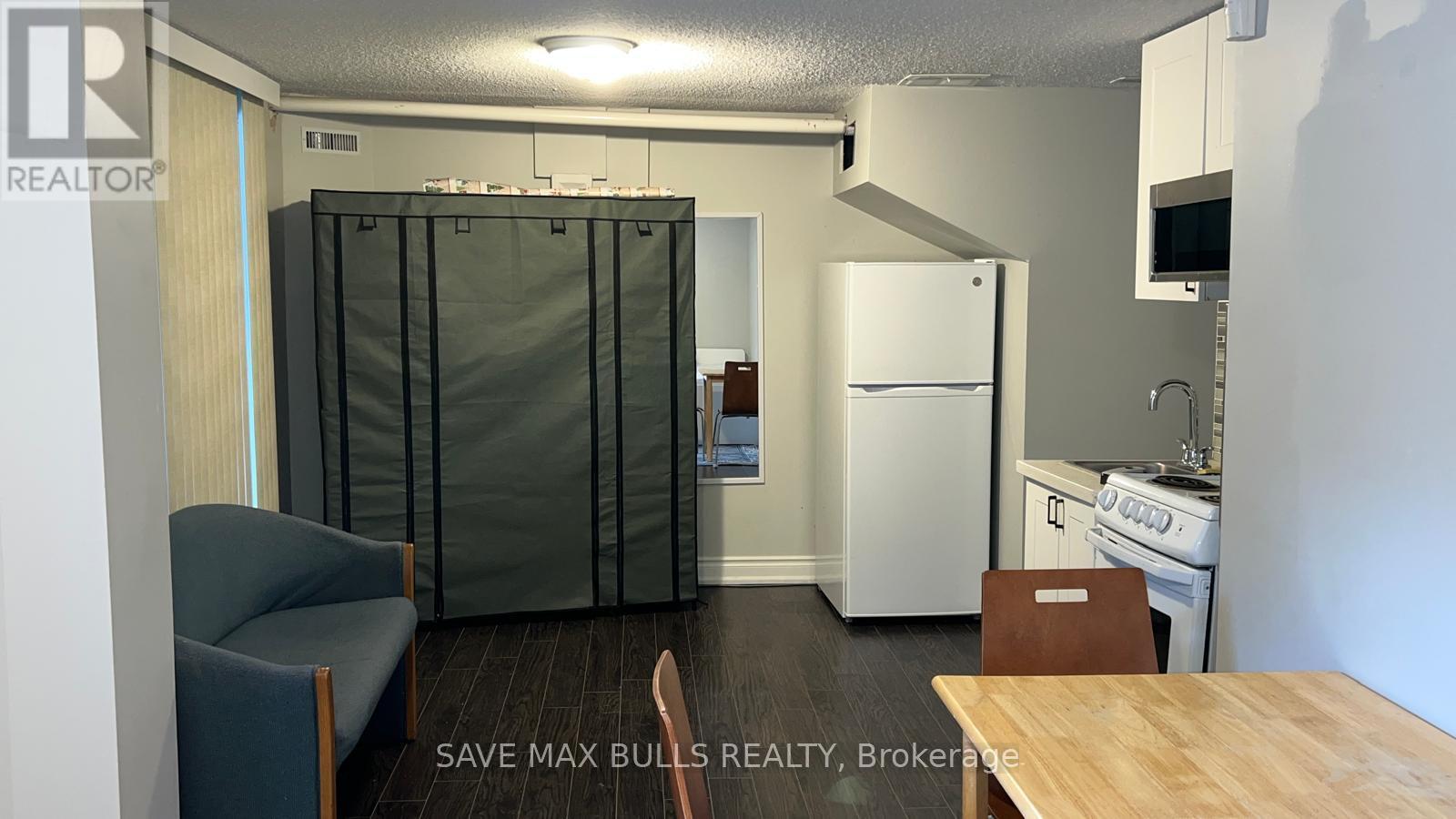 28 (Basement Studio) - 7030 Copenhagen Road, Mississauga, ON - Indoor Photo Showing Kitchen