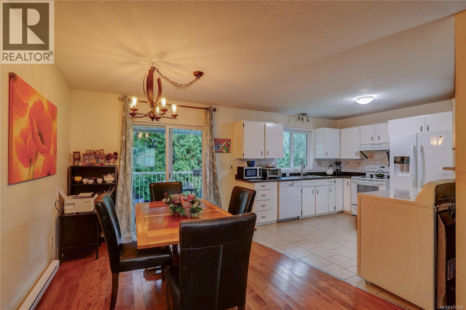 Upper Dining Area - 118 Chantrells Pl, Nanaimo, BC - Indoor