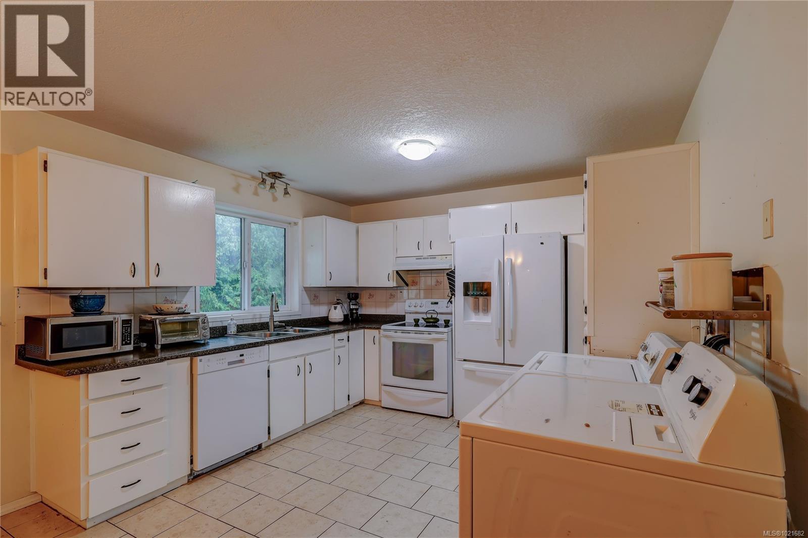 Upper Kitchen and Laundry Area - 118 Chantrells Pl, Nanaimo, BC - Indoor