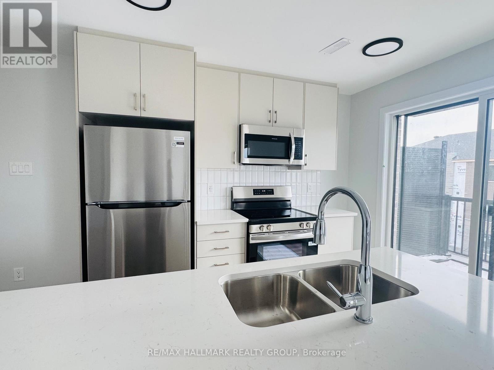 26 - 401 Glenroy Gilbert Drive, Ottawa, ON - Indoor Photo Showing Kitchen With Double Sink With Upgraded Kitchen