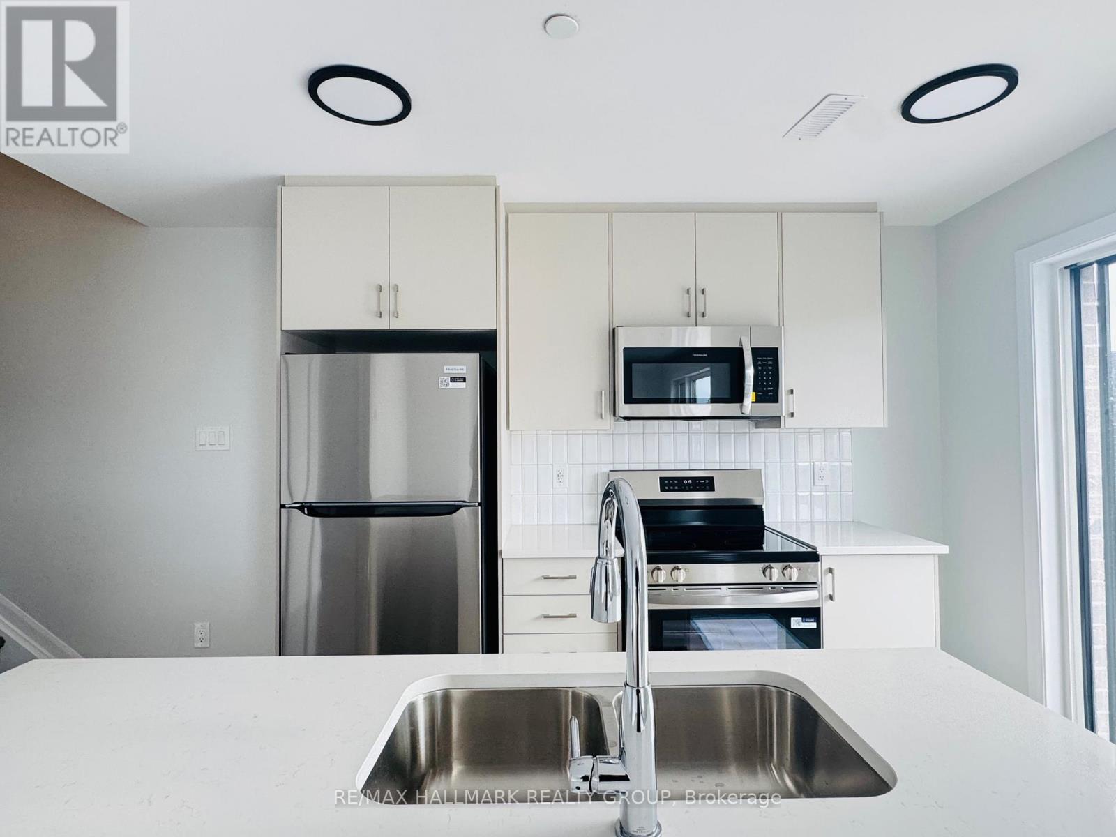 26 - 401 Glenroy Gilbert Drive, Ottawa, ON - Indoor Photo Showing Kitchen With Double Sink