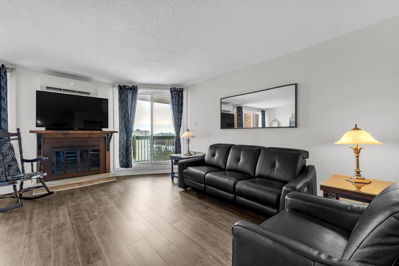 Salon - 704-7150 Av. M.-B.-Jodoin, Montréal (Anjou), QC - Indoor Photo Showing Living Room With Fireplace