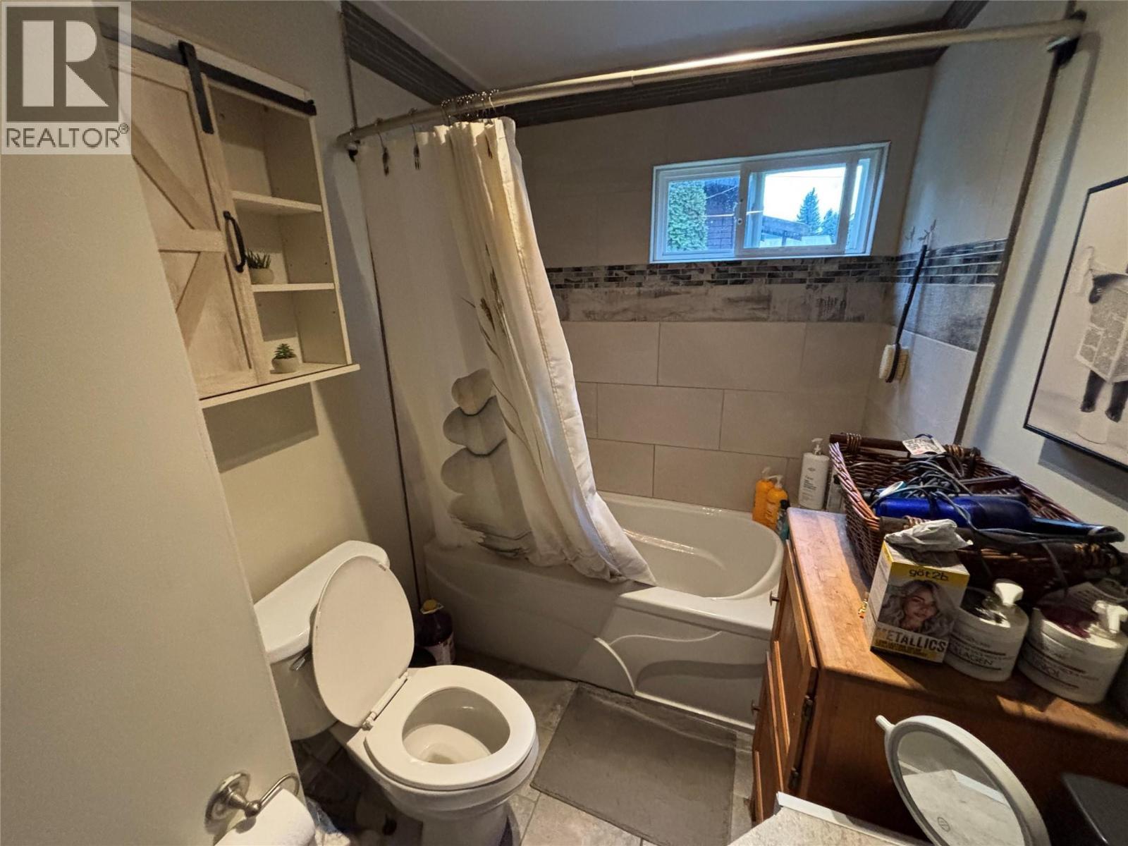 1233 Tunney Avenue, Sicamous, BC - Indoor Photo Showing Bathroom