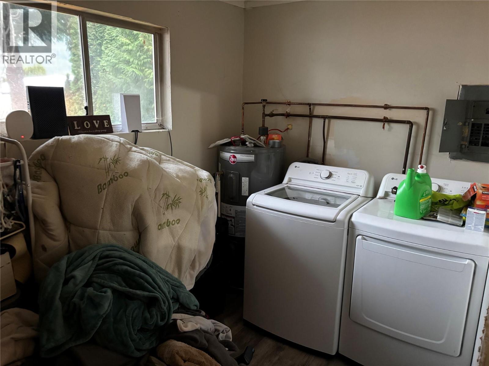 1233 Tunney Avenue, Sicamous, BC - Indoor Photo Showing Laundry Room