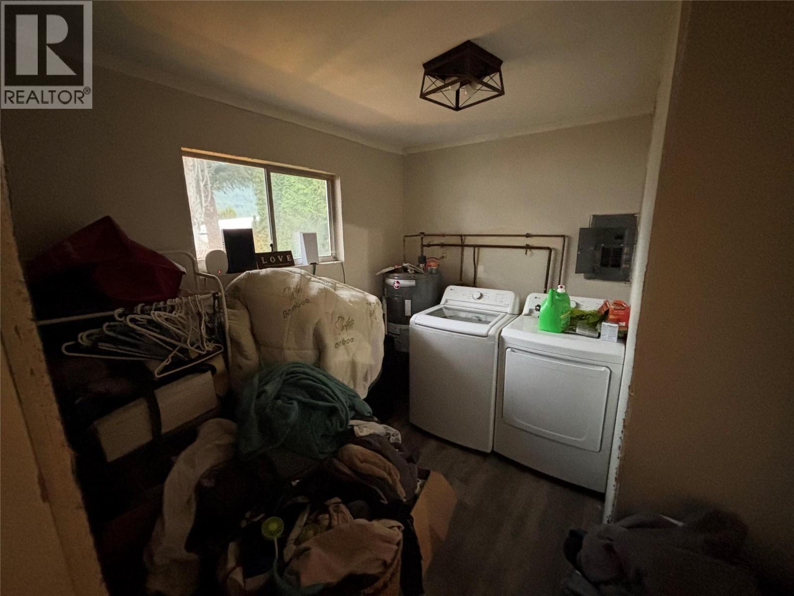 1233 Tunney Avenue, Sicamous, BC - Indoor Photo Showing Laundry Room