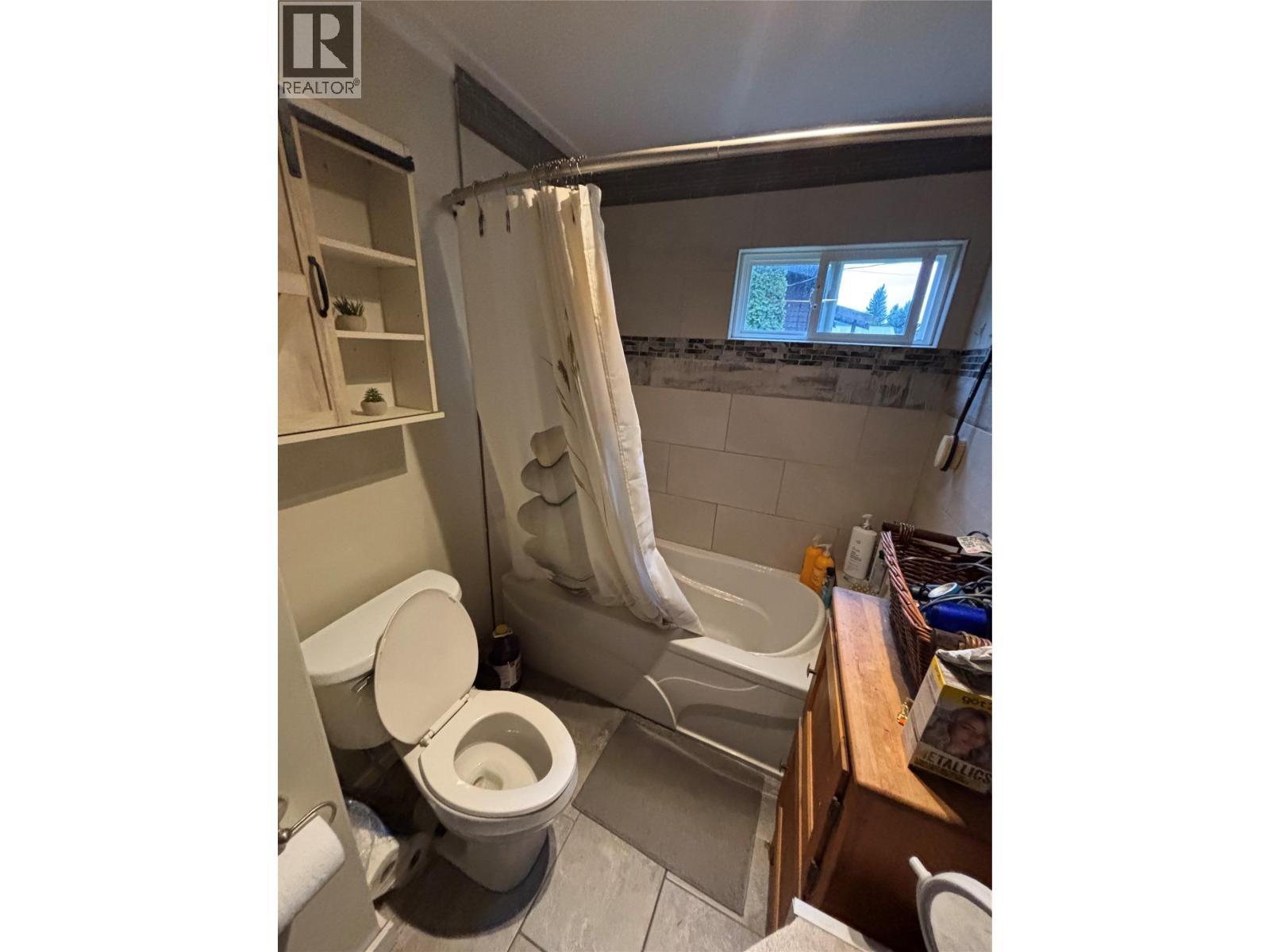 1233 Tunney Avenue, Sicamous, BC - Indoor Photo Showing Bathroom