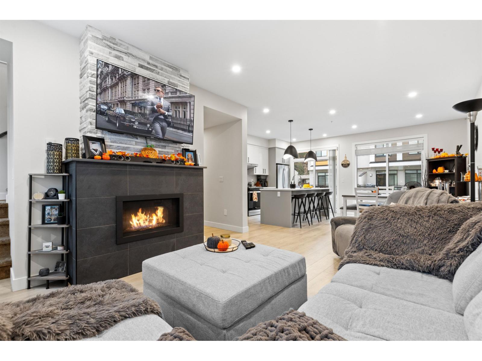 211 46150 Thomas Road|Vedder Crossing, Chilliwack, BC - Indoor Photo Showing Living Room With Fireplace