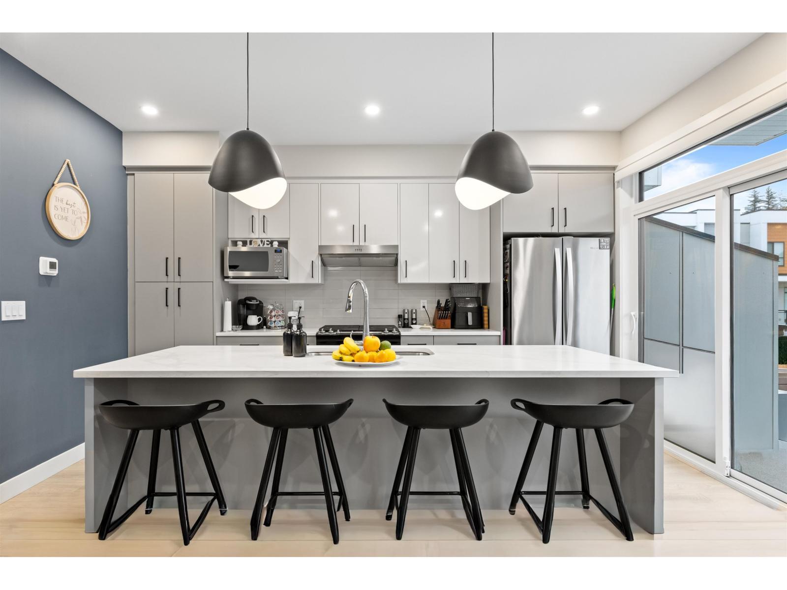 211 46150 Thomas Road|Vedder Crossing, Chilliwack, BC - Indoor Photo Showing Kitchen With Stainless Steel Kitchen With Upgraded Kitchen