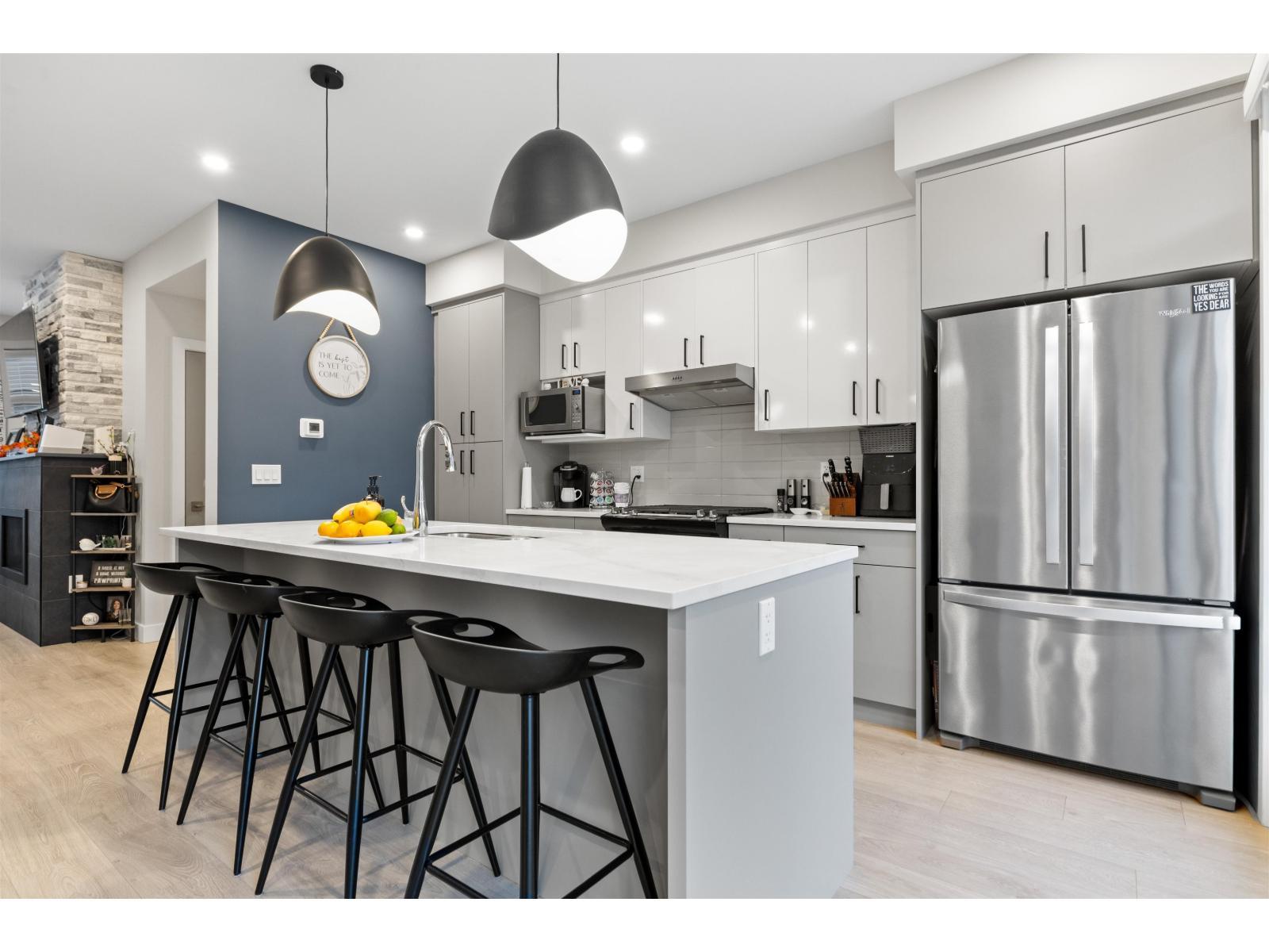 211 46150 Thomas Road|Vedder Crossing, Chilliwack, BC - Indoor Photo Showing Kitchen With Stainless Steel Kitchen With Upgraded Kitchen