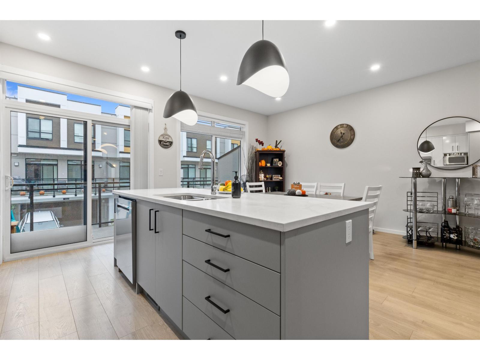 211 46150 Thomas Road|Vedder Crossing, Chilliwack, BC - Indoor Photo Showing Kitchen