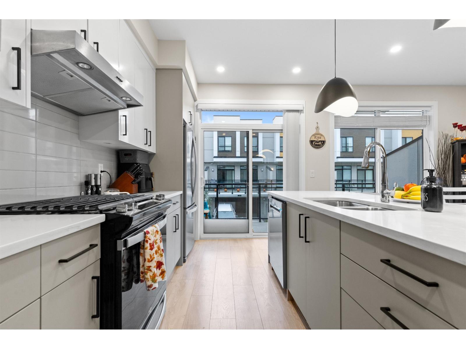211 46150 Thomas Road|Vedder Crossing, Chilliwack, BC - Indoor Photo Showing Kitchen With Double Sink With Upgraded Kitchen