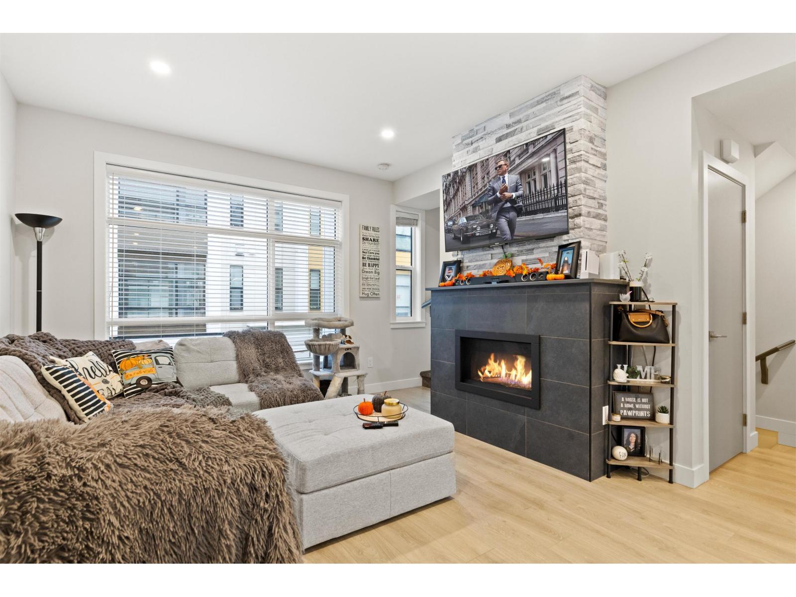211 46150 Thomas Road|Vedder Crossing, Chilliwack, BC - Indoor Photo Showing Living Room With Fireplace