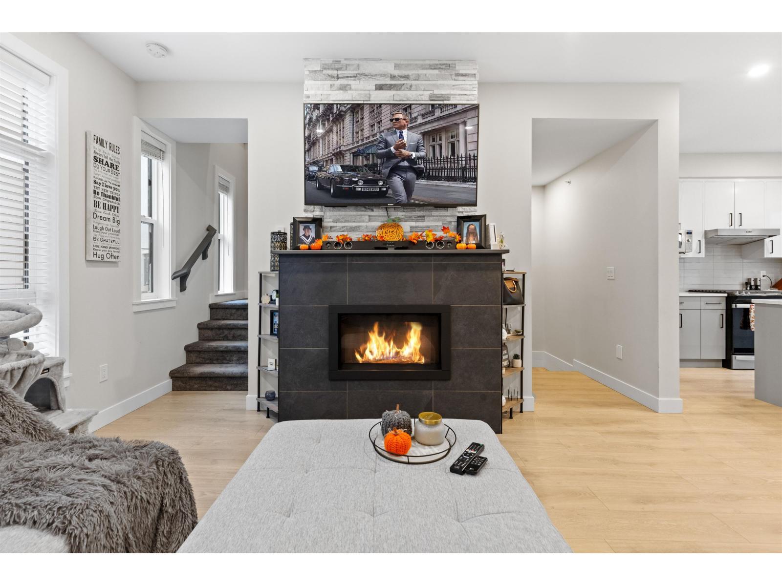 211 46150 Thomas Road|Vedder Crossing, Chilliwack, BC - Indoor Photo Showing Living Room With Fireplace