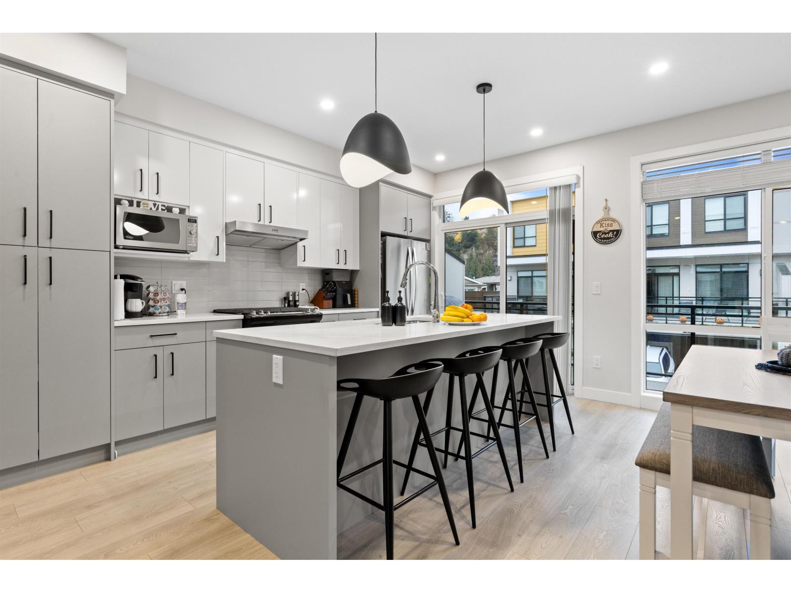 211 46150 Thomas Road|Vedder Crossing, Chilliwack, BC - Indoor Photo Showing Kitchen With Upgraded Kitchen