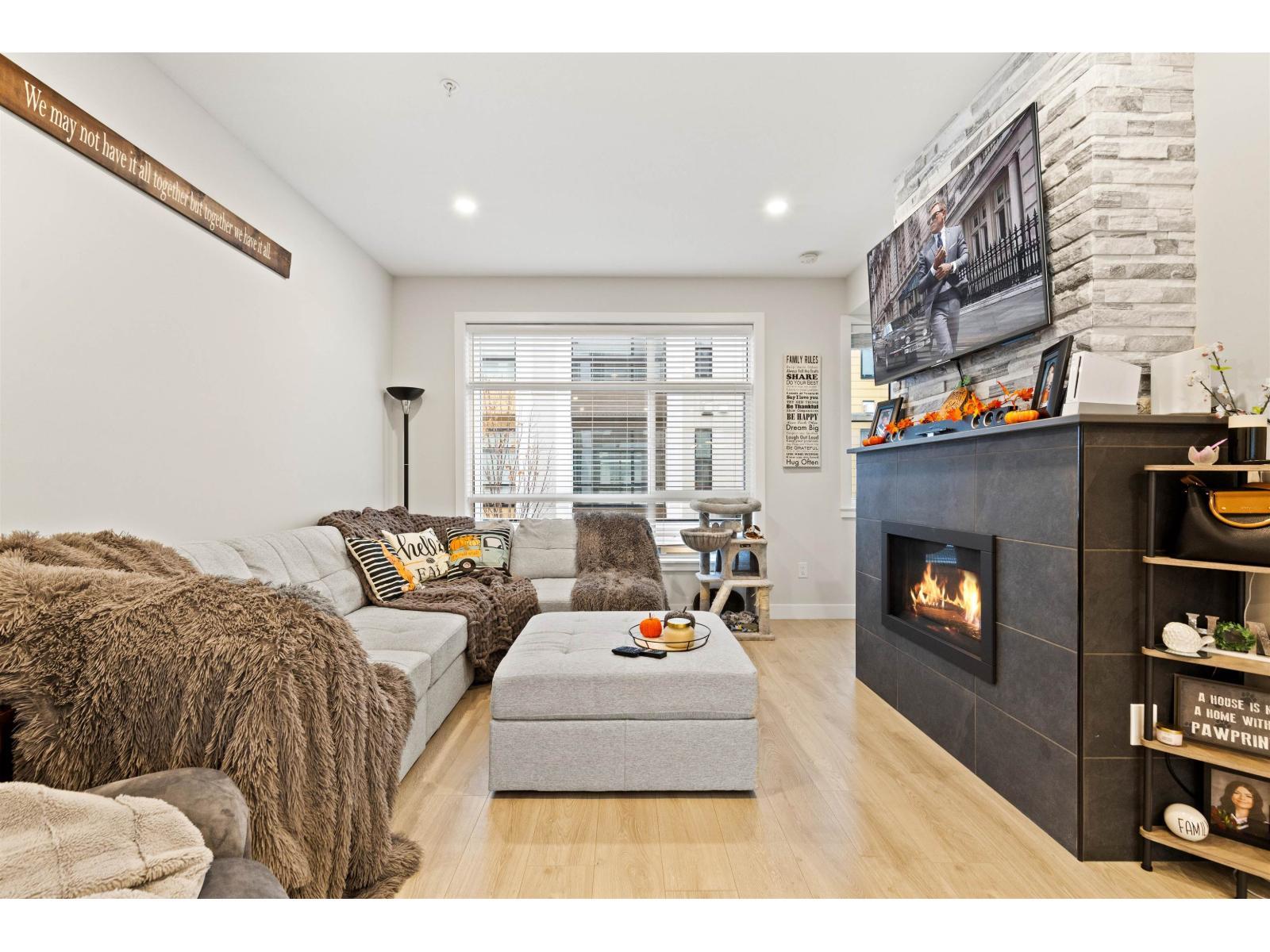 211 46150 Thomas Road|Vedder Crossing, Chilliwack, BC - Indoor Photo Showing Living Room With Fireplace