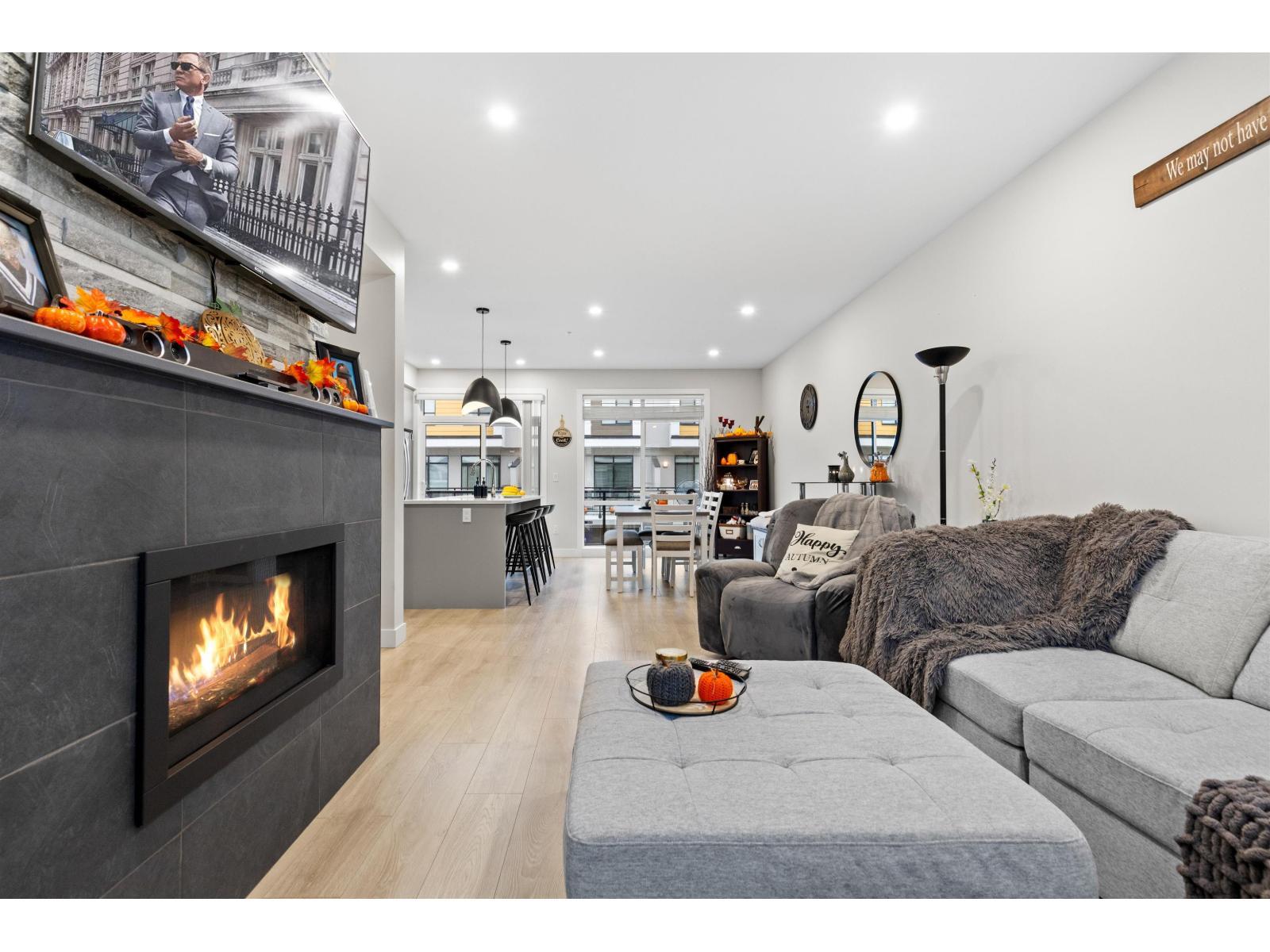 211 46150 Thomas Road|Vedder Crossing, Chilliwack, BC - Indoor Photo Showing Living Room With Fireplace