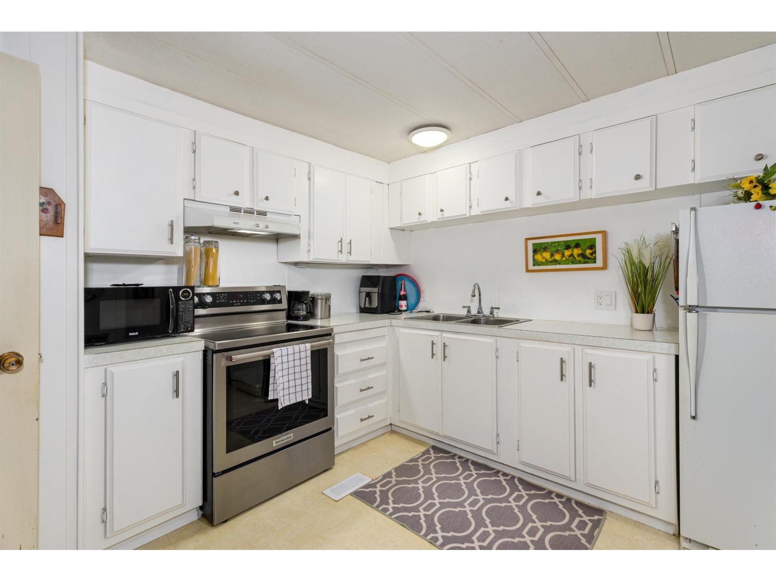 2161 Martens Street, Abbotsford, BC - Indoor Photo Showing Kitchen With Double Sink