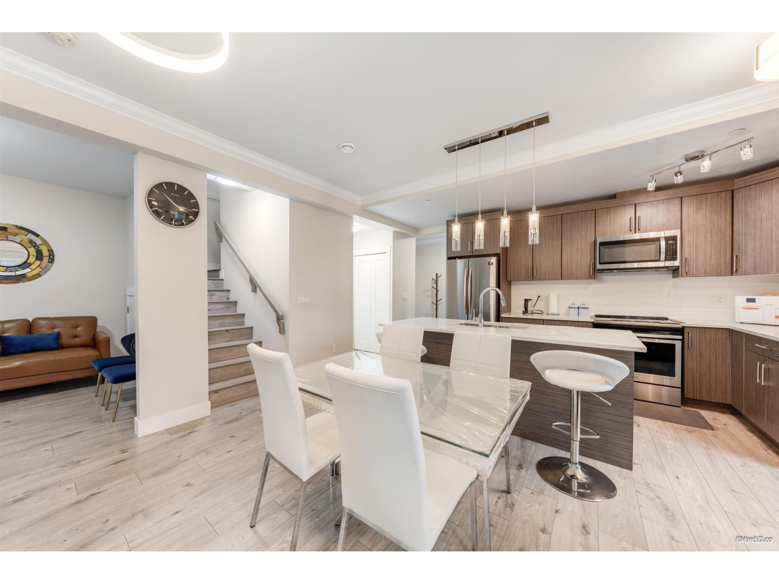 207 13799 101 Avenue, Surrey, BC - Indoor