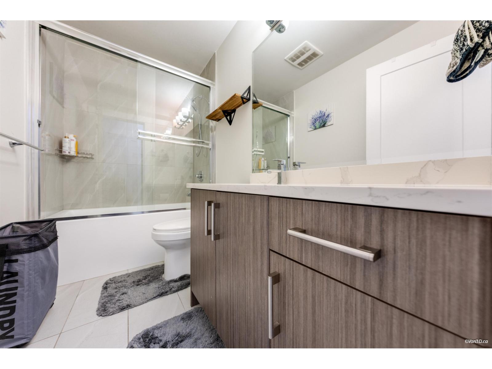 207 13799 101 Avenue, Surrey, BC - Indoor Photo Showing Bathroom