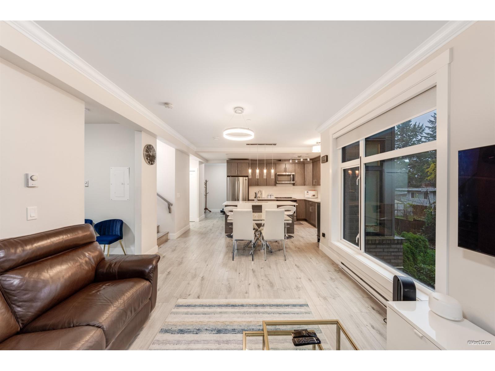 207 13799 101 Avenue, Surrey, BC - Indoor Photo Showing Living Room