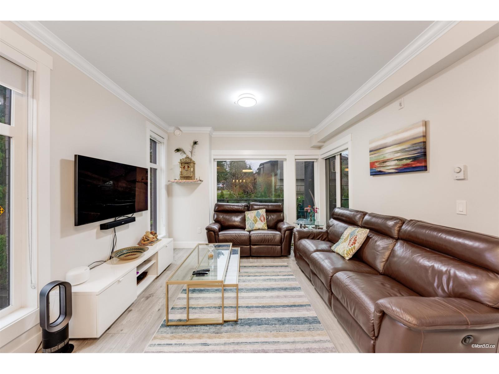 207 13799 101 Avenue, Surrey, BC - Indoor Photo Showing Living Room