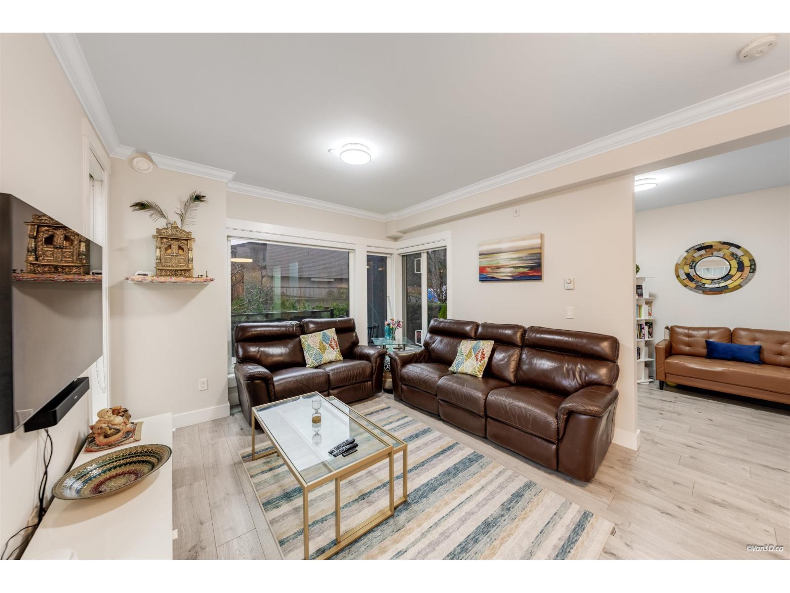 207 13799 101 Avenue, Surrey, BC - Indoor Photo Showing Living Room