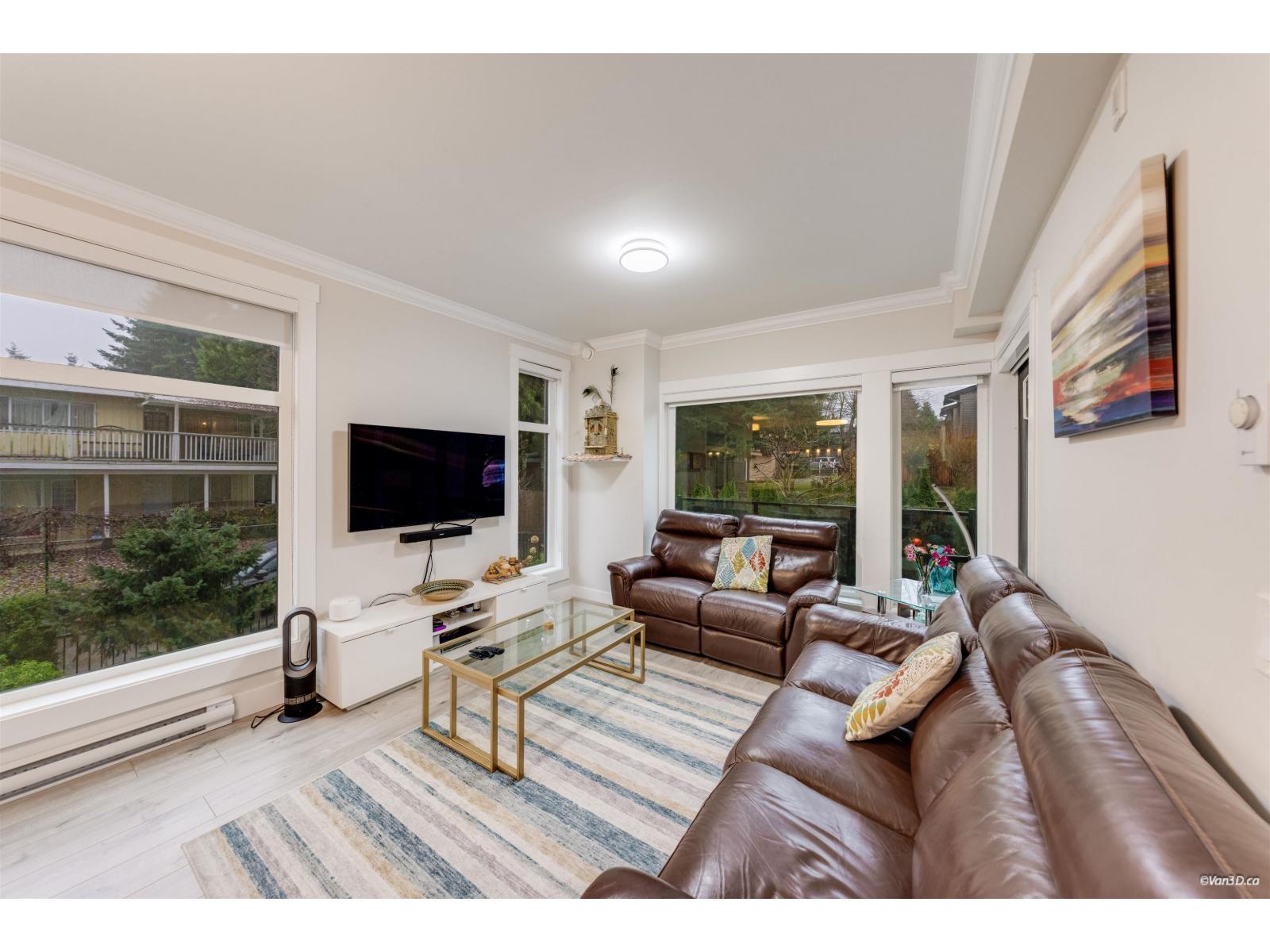 207 13799 101 Avenue, Surrey, BC - Indoor Photo Showing Living Room