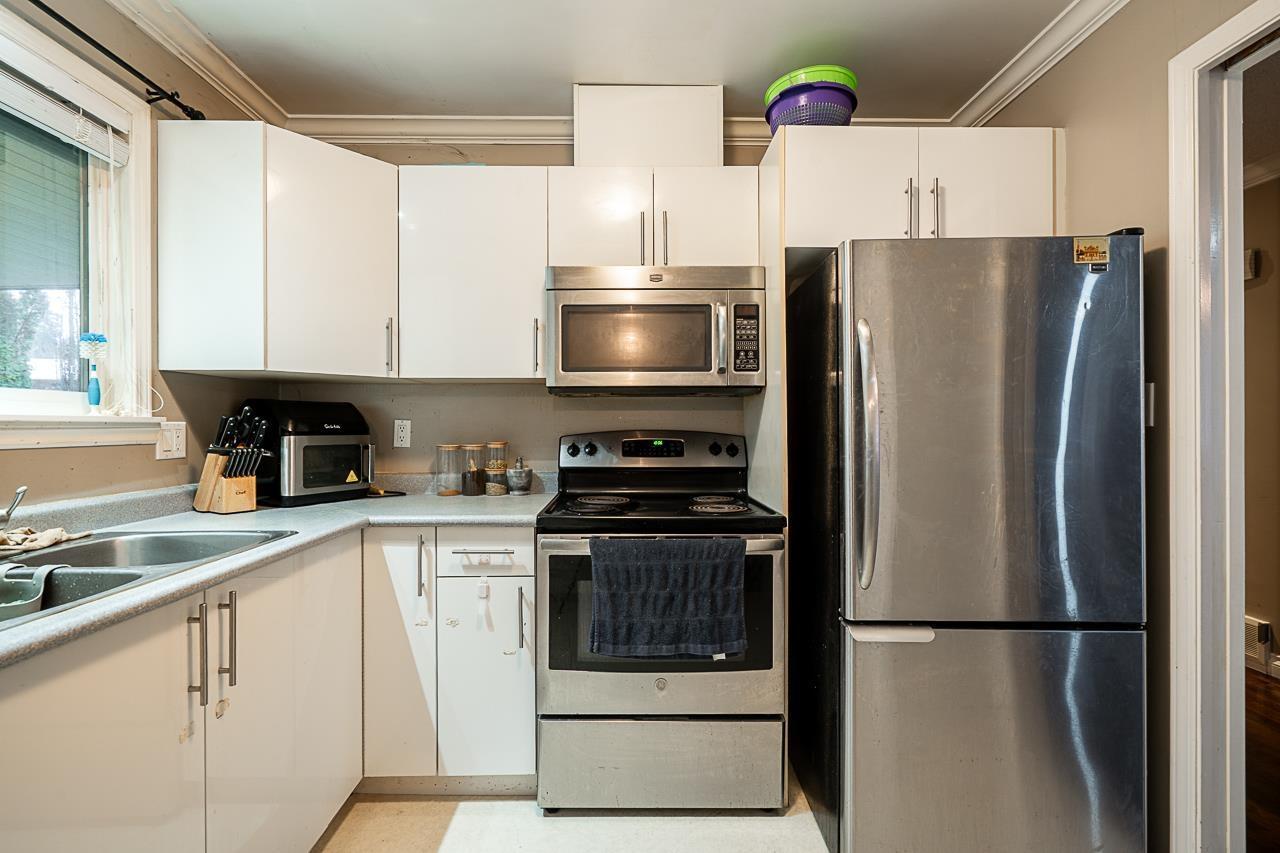 20510 48A Avenue, Langley, BC - Indoor Photo Showing Kitchen With Double Sink