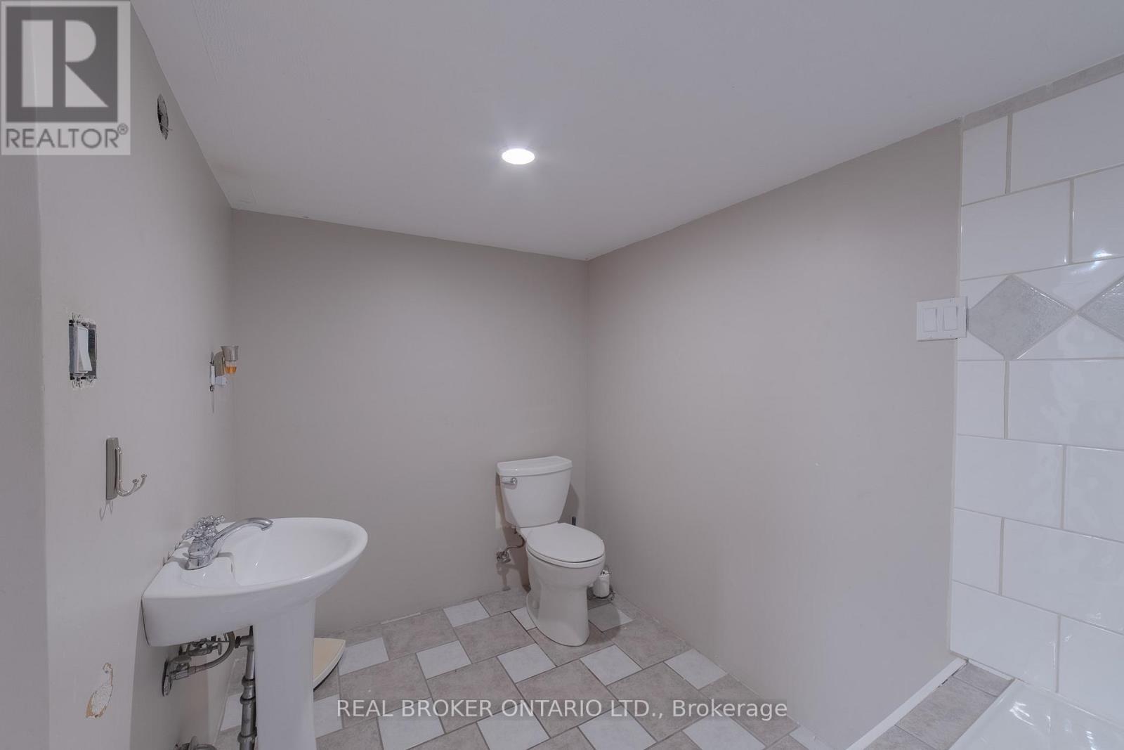 66 Maitland Street, Thorold, ON - Indoor Photo Showing Bathroom