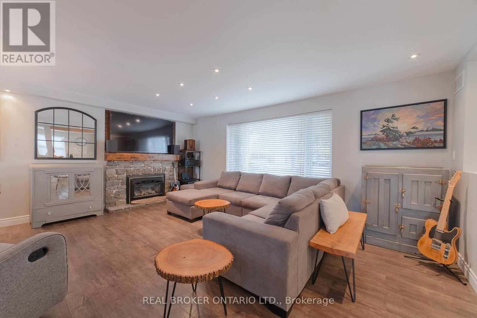66 Maitland Street, Thorold, ON - Indoor Photo Showing Living Room With Fireplace