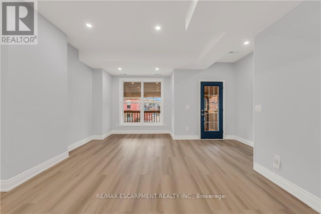 Upper - 51 Wellington Street S, Hamilton, ON - Indoor Photo Showing Other Room