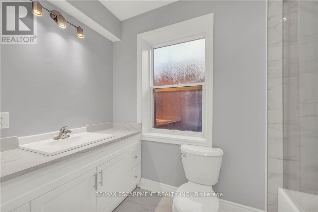 Upper - 51 Wellington Street S, Hamilton, ON - Indoor Photo Showing Bathroom