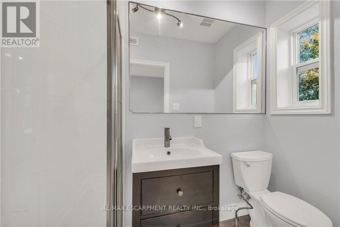 Upper - 51 Wellington Street S, Hamilton, ON - Indoor Photo Showing Bathroom