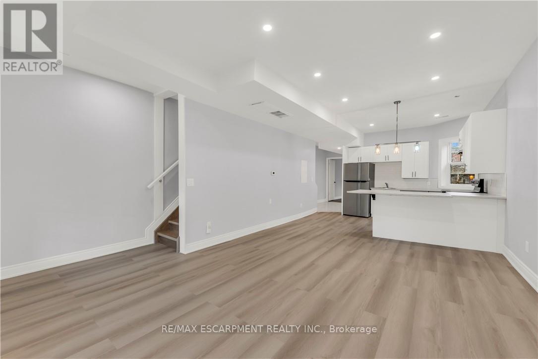 Upper - 51 Wellington Street S, Hamilton, ON - Indoor Photo Showing Other Room