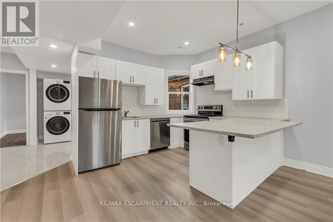 Upper - 51 Wellington Street S, Hamilton, ON - Indoor Photo Showing Kitchen