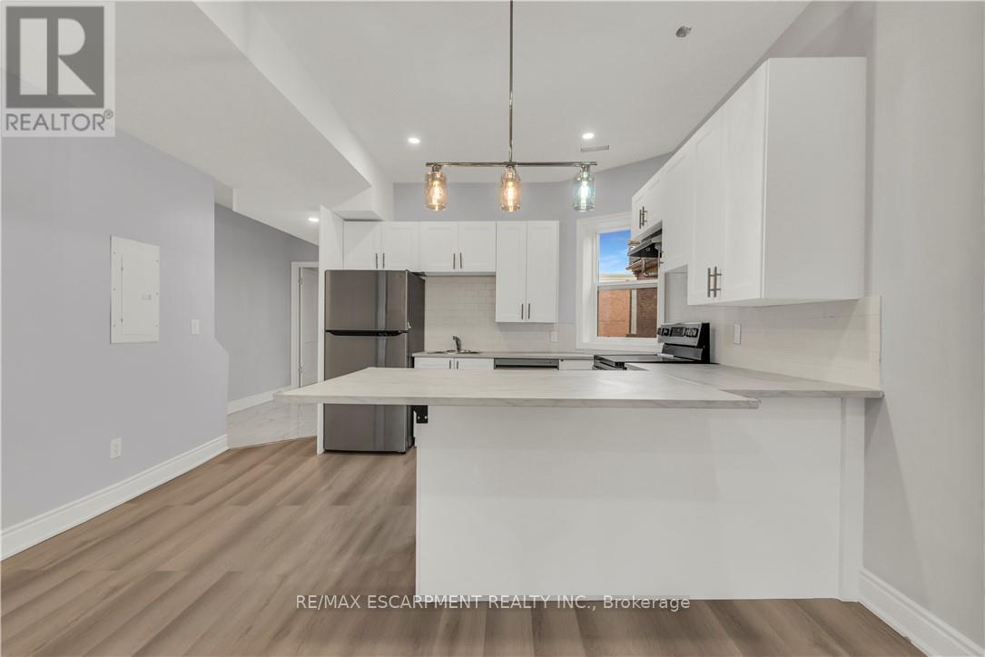 Upper - 51 Wellington Street S, Hamilton, ON - Indoor Photo Showing Kitchen