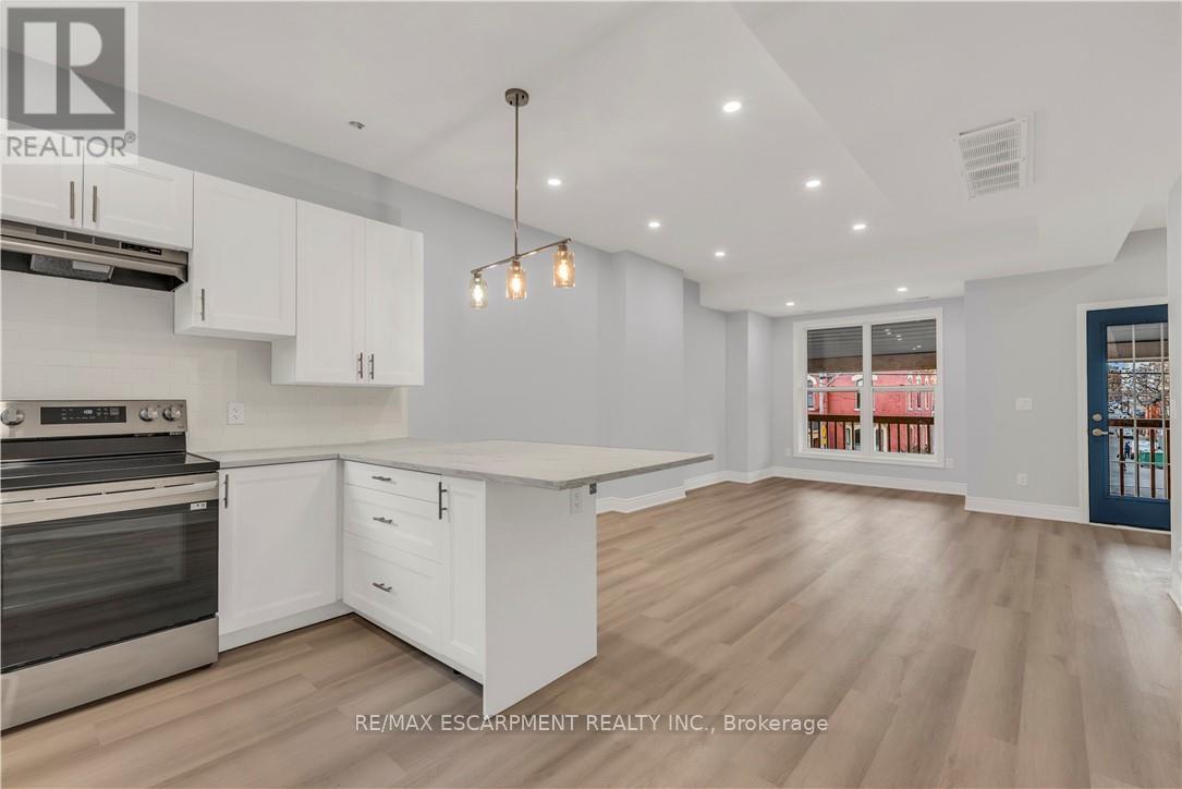 Upper - 51 Wellington Street S, Hamilton, ON - Indoor Photo Showing Kitchen