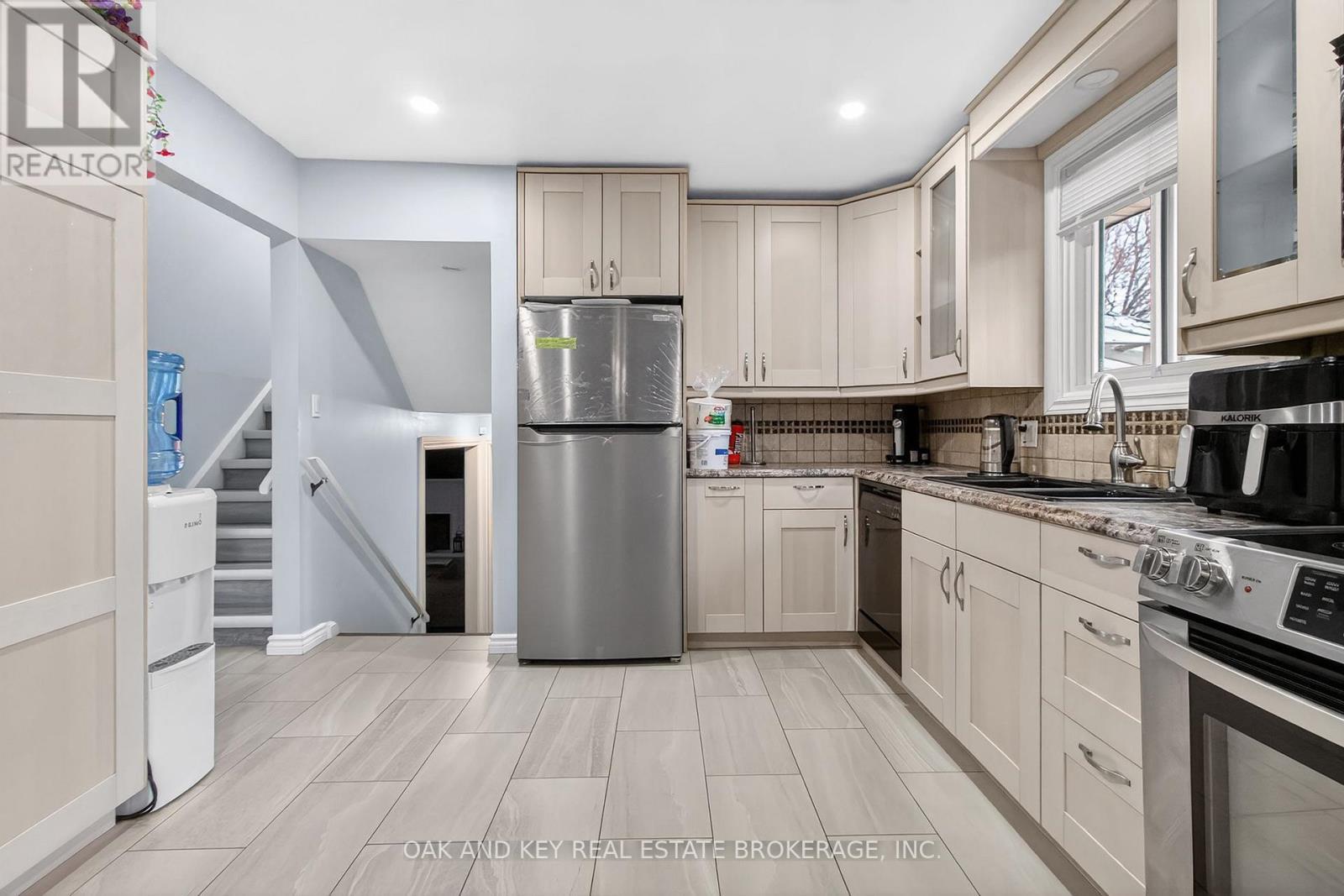 86 Chestnut Drive, Chatham-Kent (Chatham), ON - Indoor Photo Showing Kitchen
