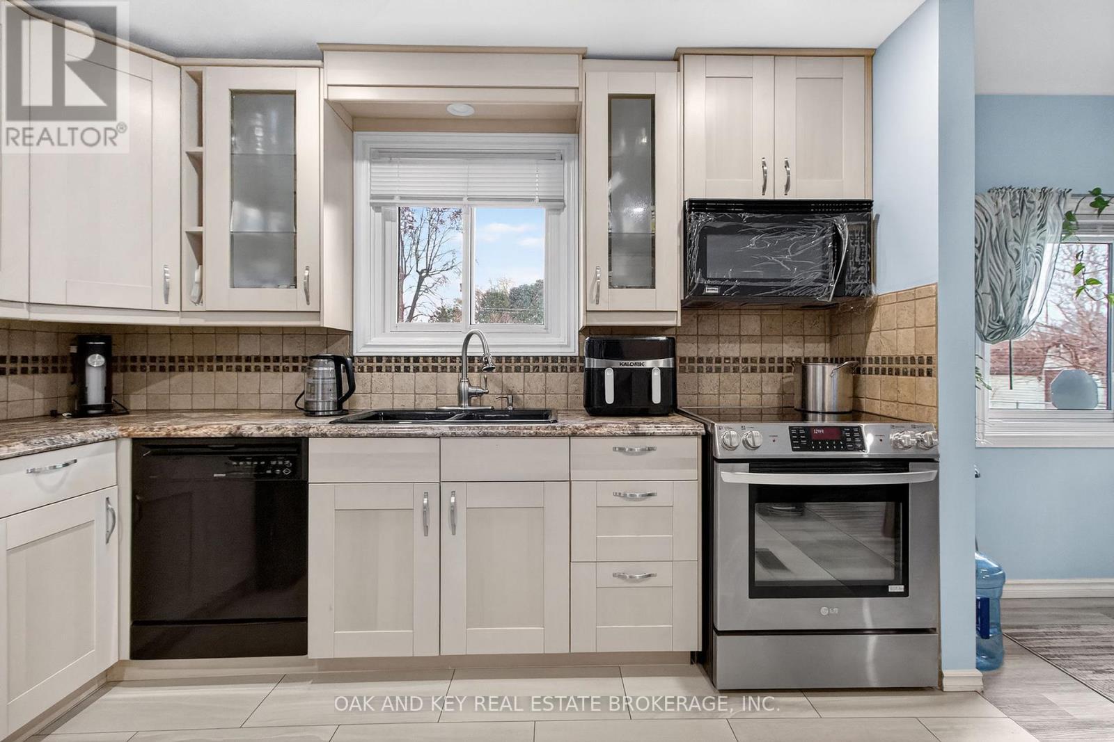 86 Chestnut Drive, Chatham-Kent (Chatham), ON - Indoor Photo Showing Kitchen With Double Sink