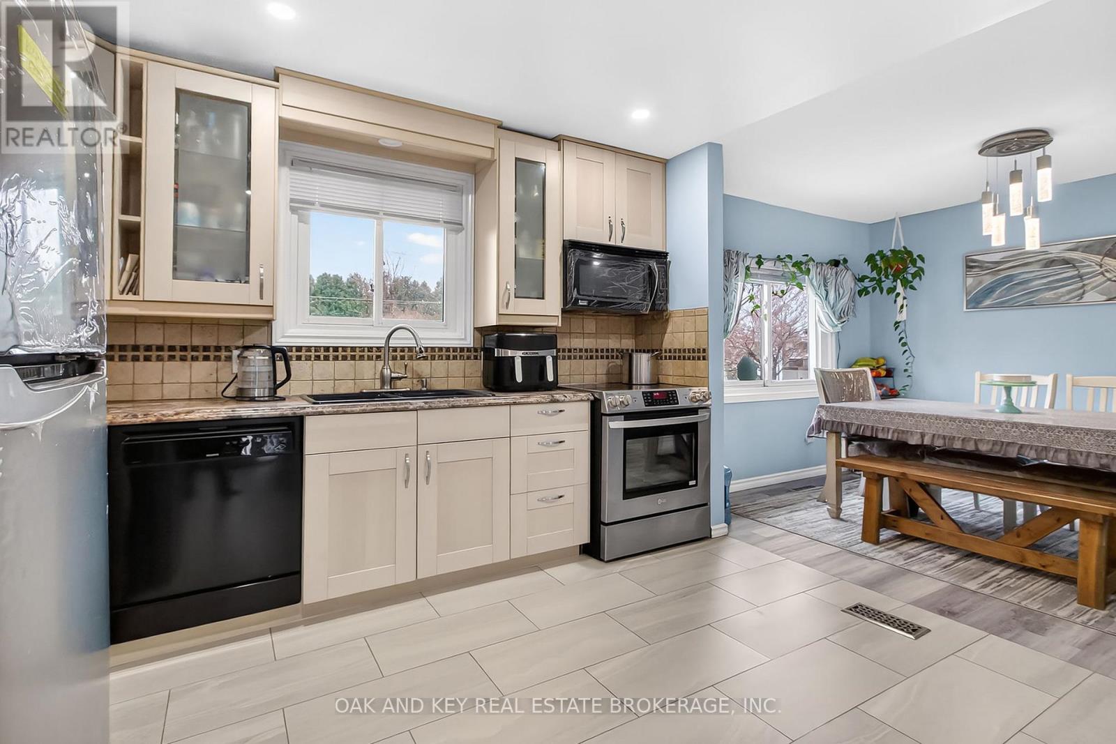 86 Chestnut Drive, Chatham-Kent (Chatham), ON - Indoor Photo Showing Kitchen