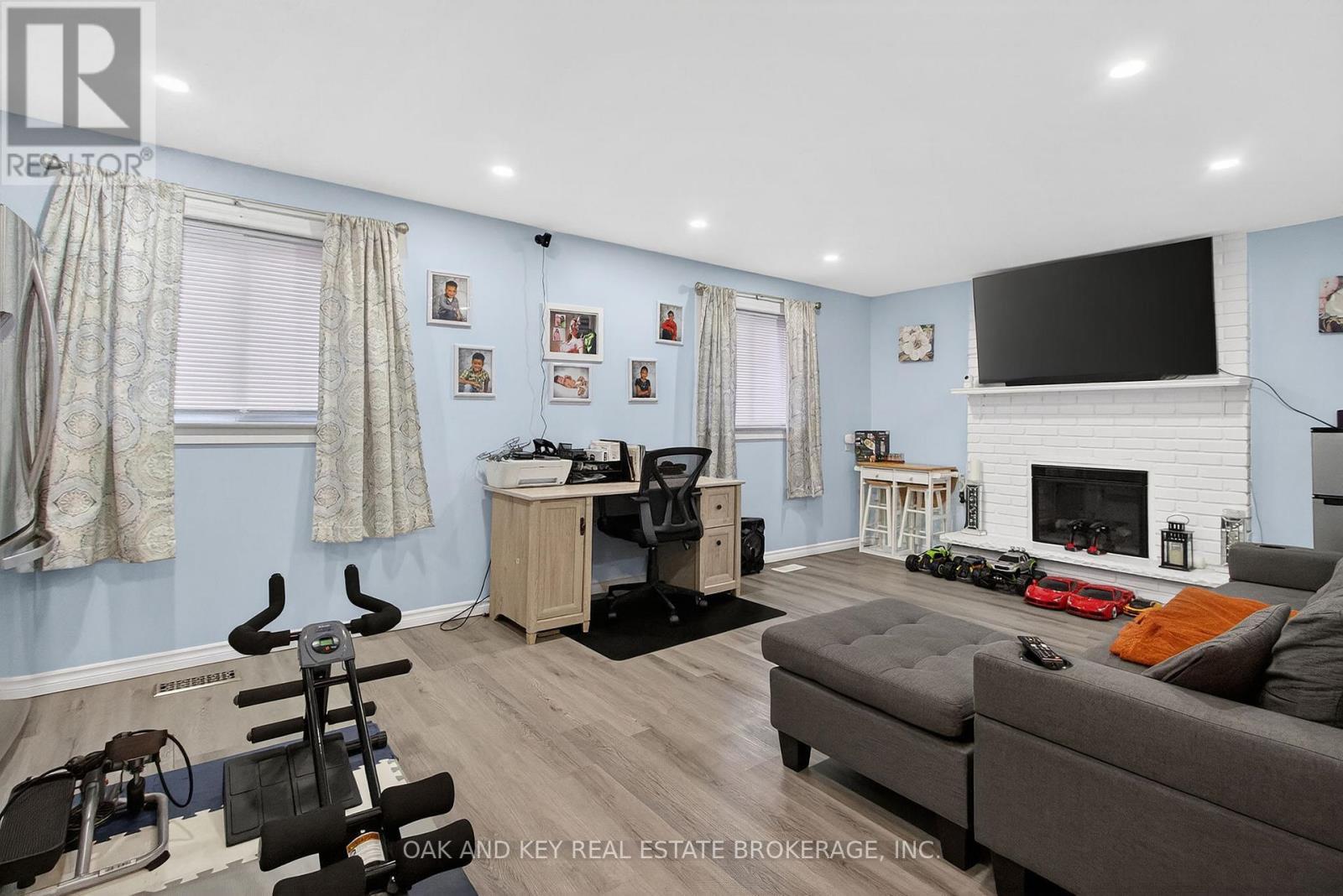 86 Chestnut Drive, Chatham-Kent (Chatham), ON - Indoor Photo Showing Living Room With Fireplace