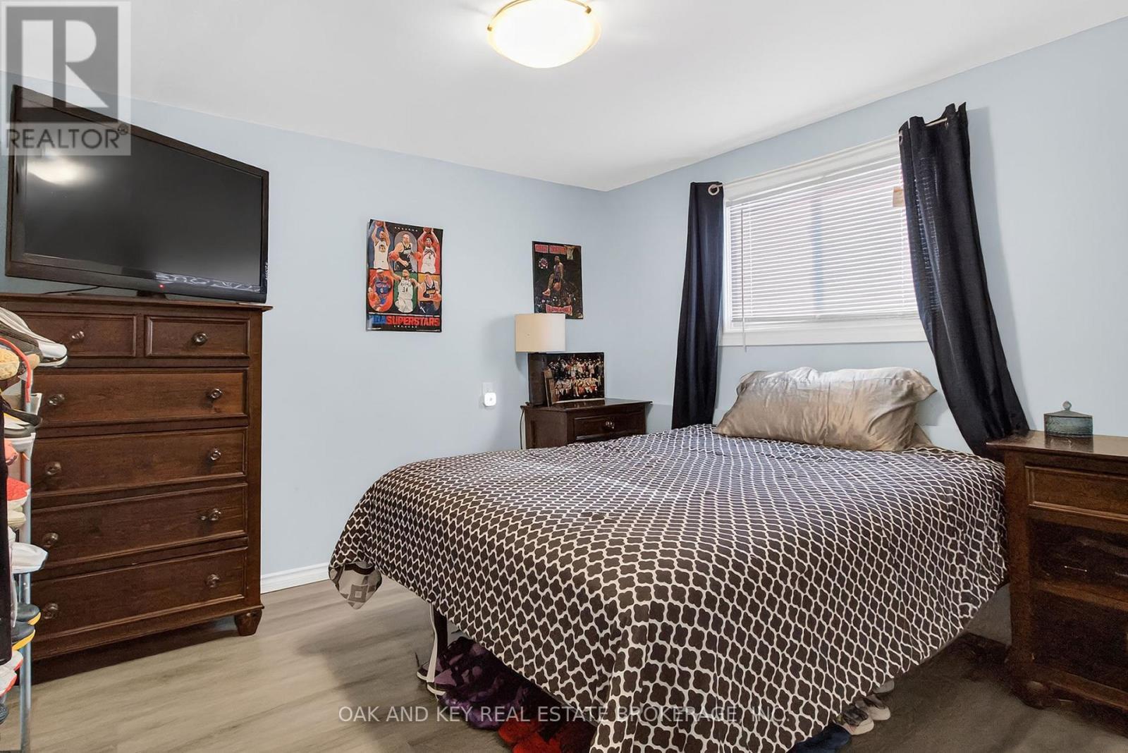 86 Chestnut Drive, Chatham-Kent (Chatham), ON - Indoor Photo Showing Bedroom