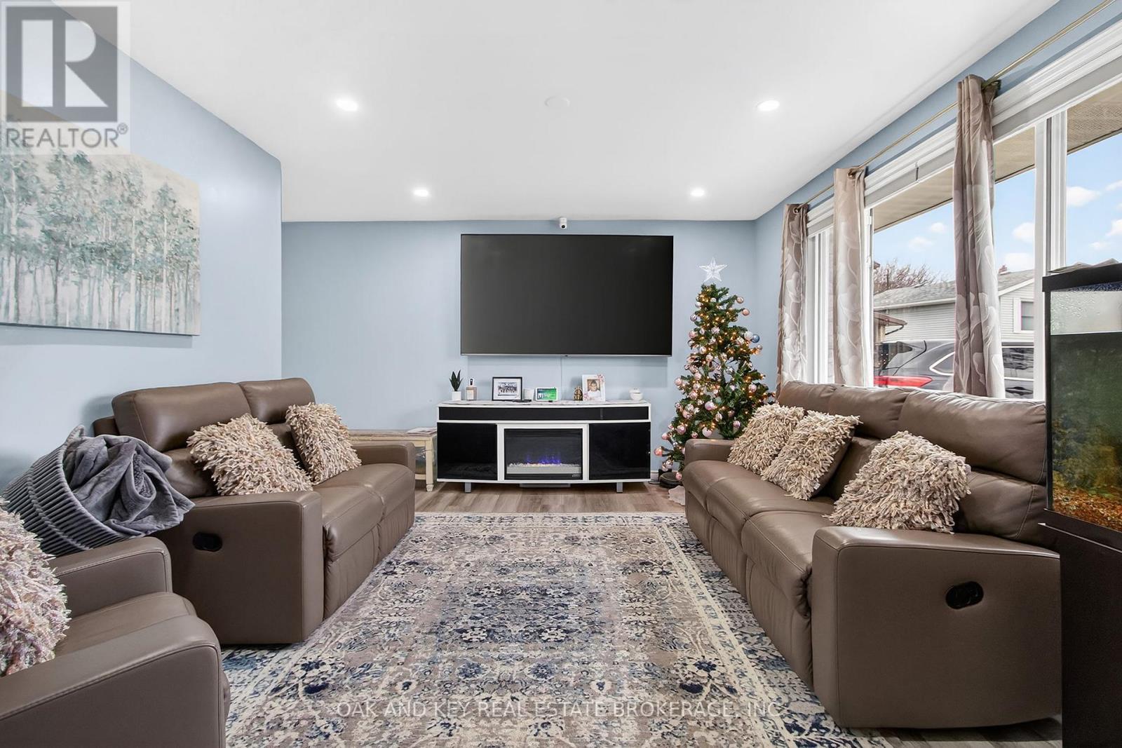 86 Chestnut Drive, Chatham-Kent (Chatham), ON - Indoor Photo Showing Living Room