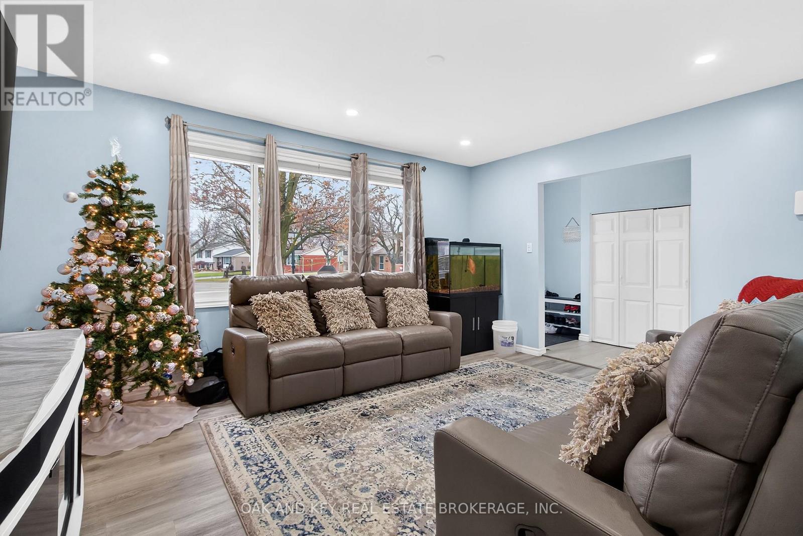 86 Chestnut Drive, Chatham-Kent (Chatham), ON - Indoor Photo Showing Living Room