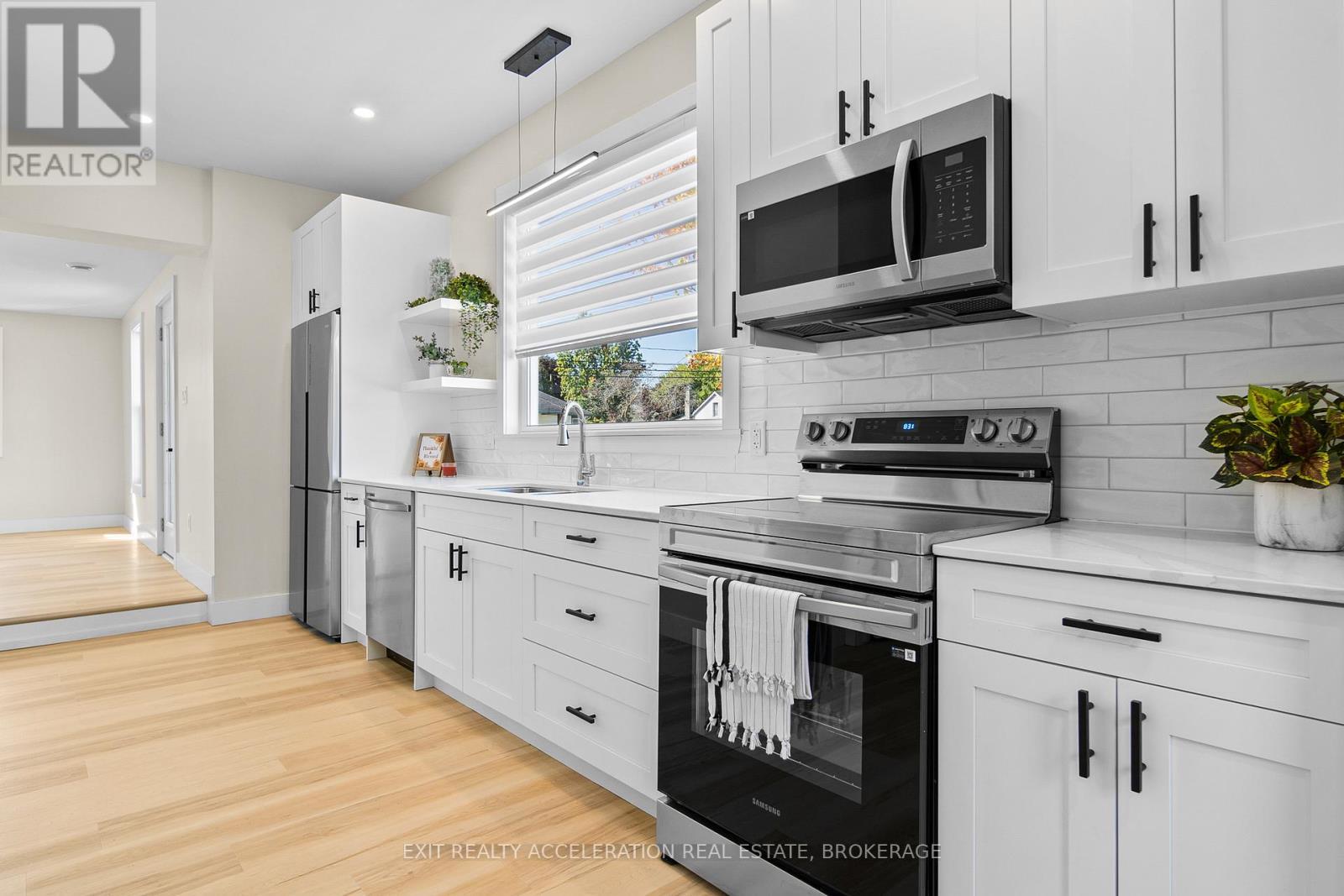 213 Belleville Road, Greater Napanee (Greater Napanee), ON - Indoor Photo Showing Kitchen With Upgraded Kitchen