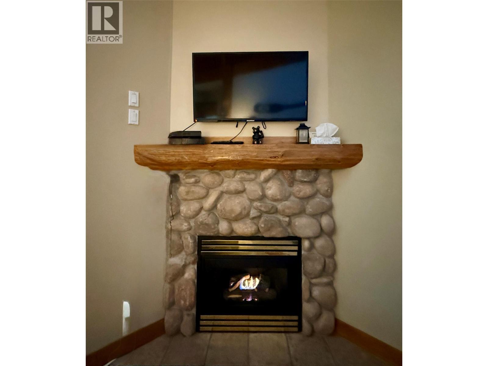 300 Stemwinder Drive Unit# 210, Kimberley, BC - Indoor Photo Showing Living Room With Fireplace