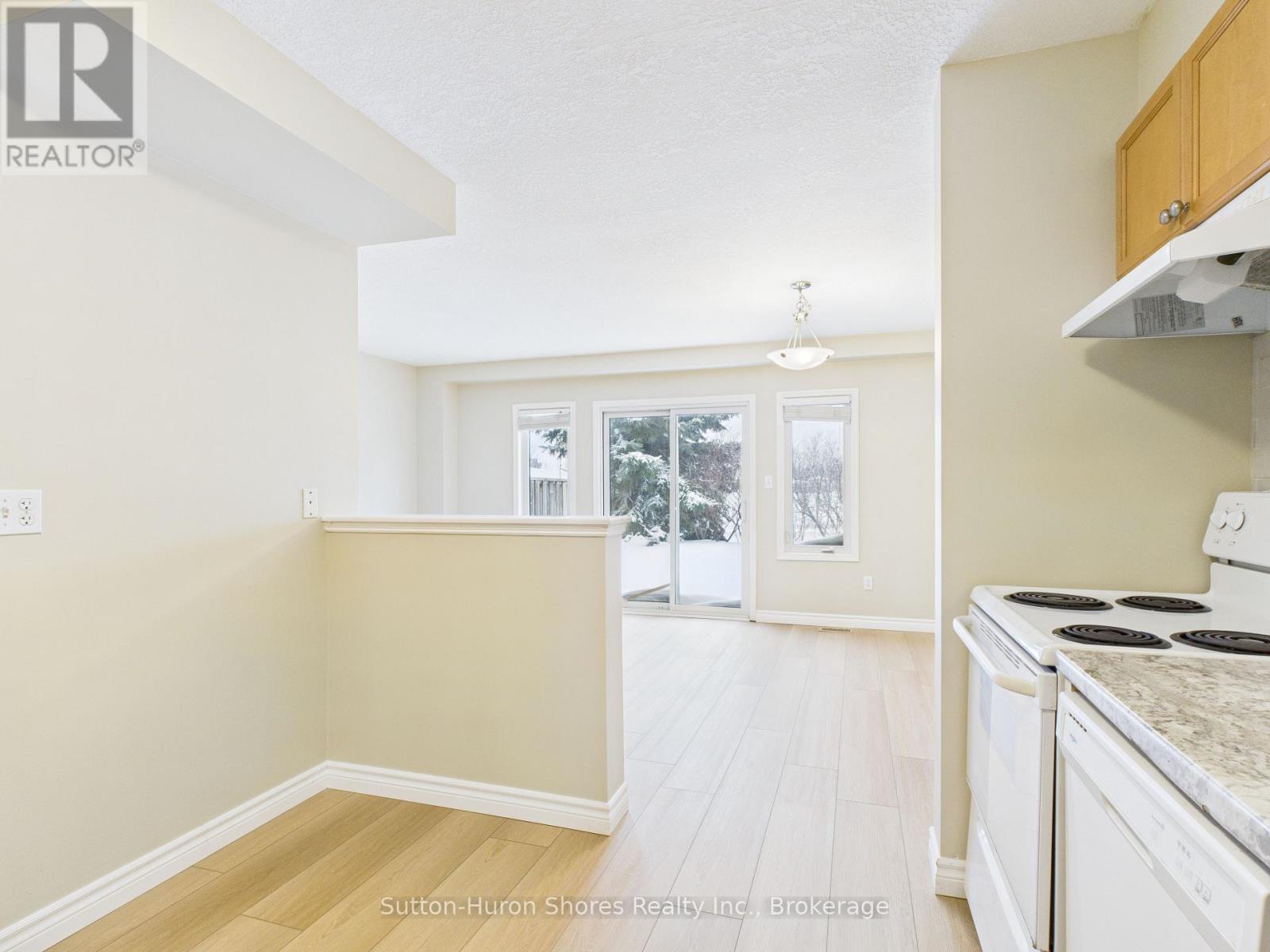 2 - 409 Joseph Street, Saugeen Shores, ON - Indoor Photo Showing Kitchen