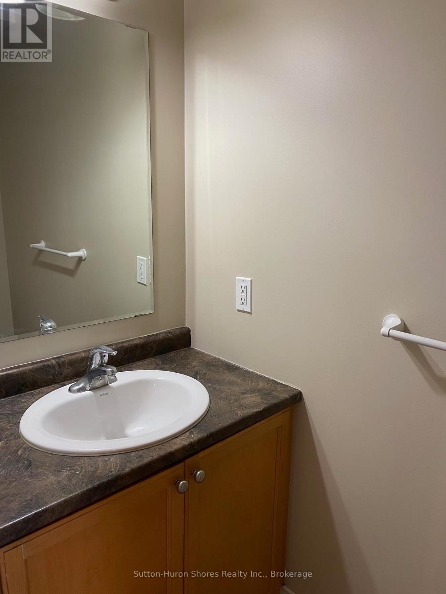 Main floor, 2PC Bath. - 2 - 409 Joseph Street, Saugeen Shores, ON - Indoor Photo Showing Bathroom
