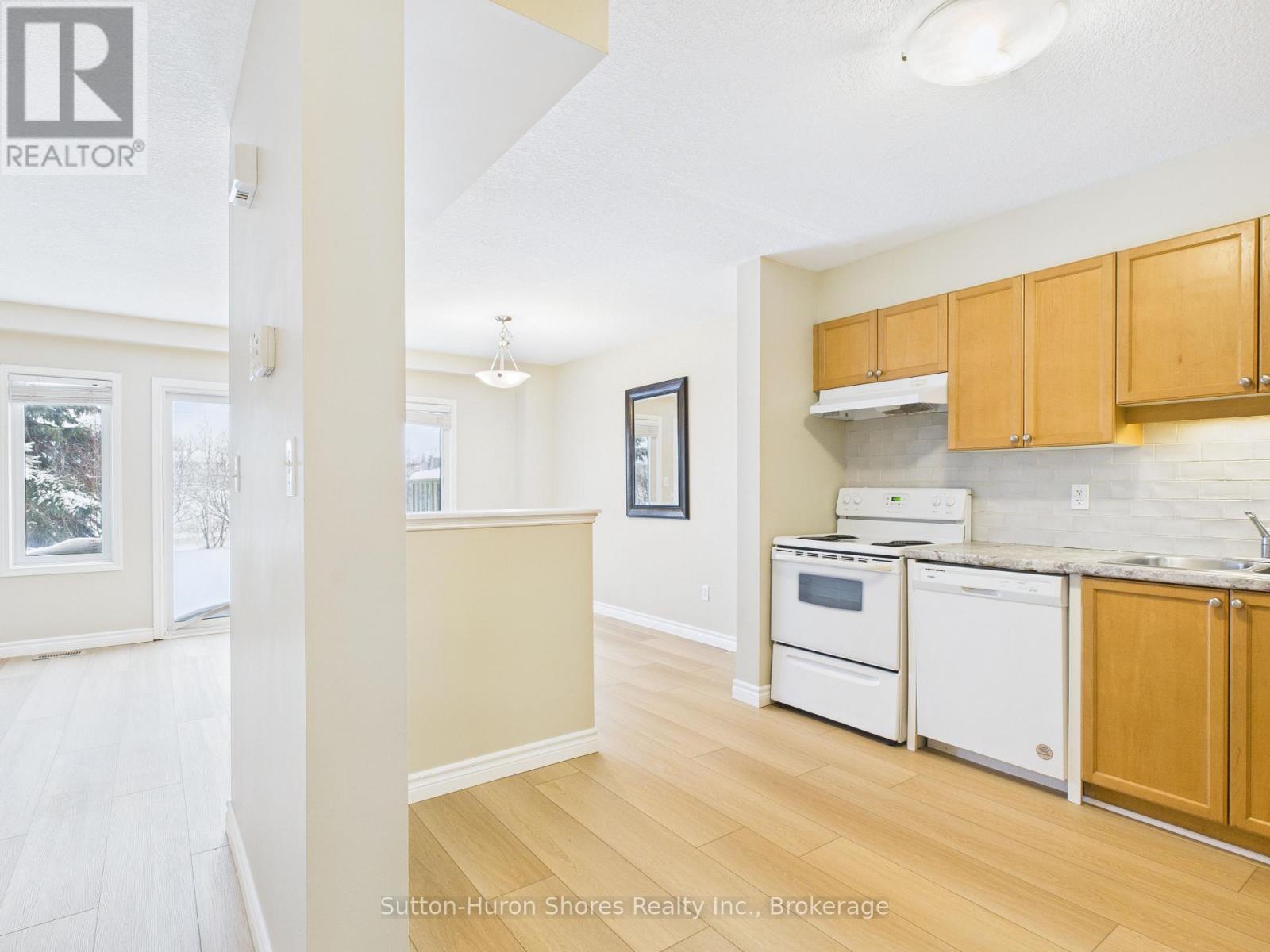 2 - 409 Joseph Street, Saugeen Shores, ON - Indoor Photo Showing Kitchen