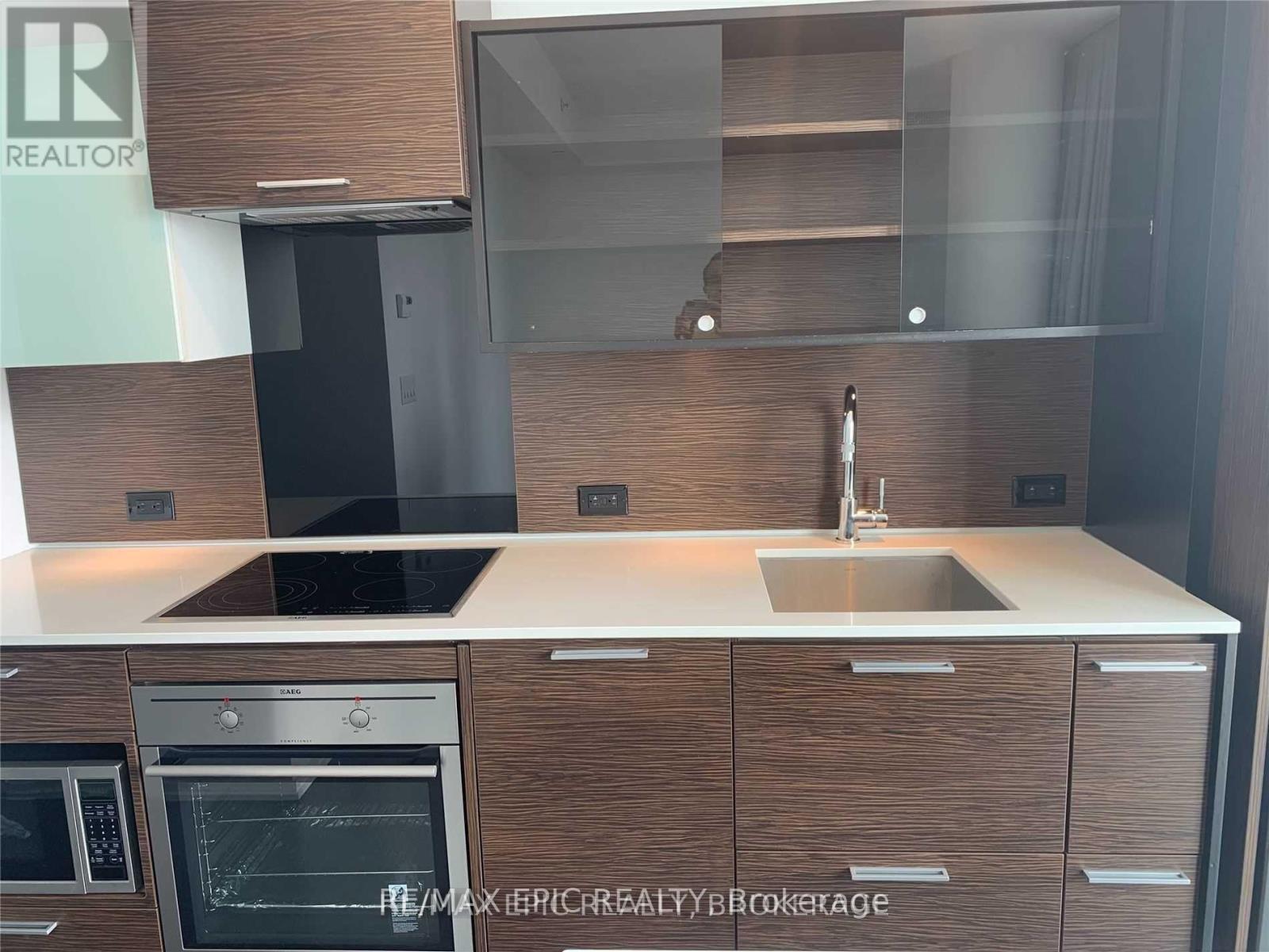 2703 - 75 St Nicholas Street, Toronto, ON - Indoor Photo Showing Kitchen